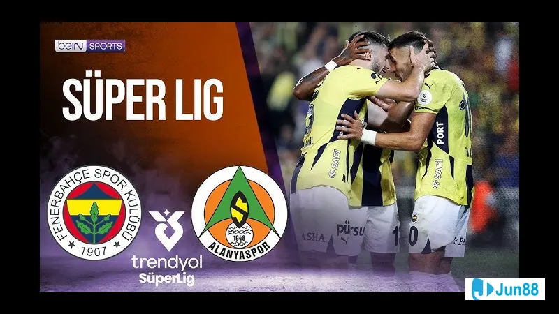 Cầu thủ Fenerbahce và Alanyaspor tranh chấp bóng trên sân cỏ Cầu thủ Fenerbahce và Alanyaspor tranh chấp bóng trên sân cỏ