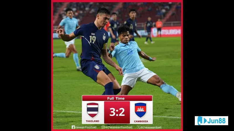 Cầu thủ Belarus U17 vượt qua cầu thủ Na Uy U17 trong trận đấu