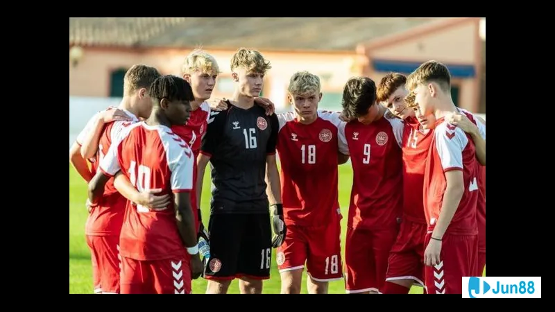 Cầu thủ Đan Mạch U17 vượt qua hậu vệ Andorra U17 trong trận đấu - "Đan Mạch U17"