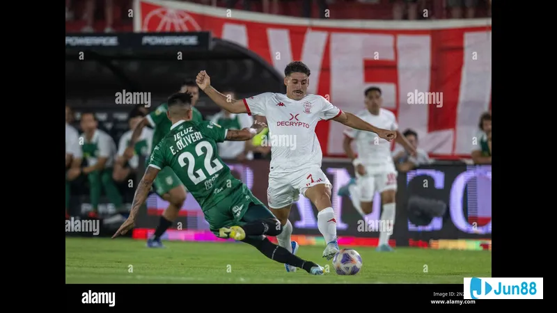 Cầu thủ của Huracan vượt qua cầu thủ của Banfield trong trận đấu