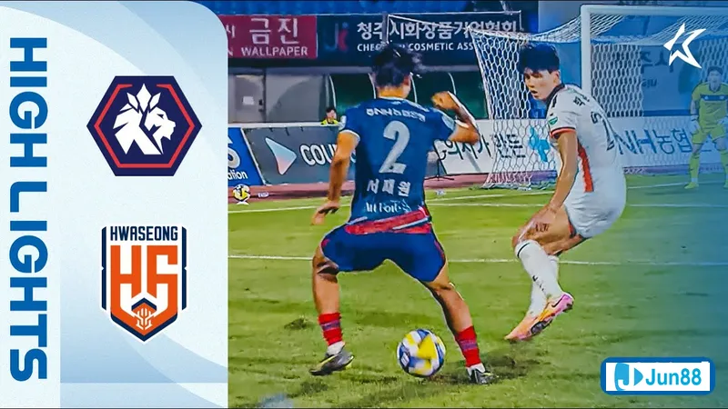 Cầu thủ của Hwaseong vượt qua cầu thủ Cheongju để tiến gần khung thành đối phương