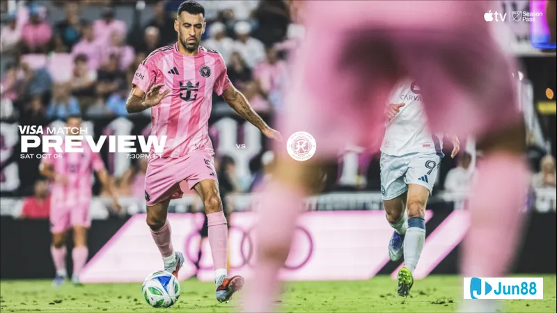 Cầu thủ Inter Miami đi bóng qua cầu thủ của New England trong trận đấu