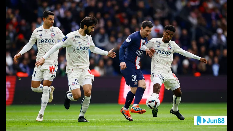 Cầu thủ của Lille vượt qua hậu vệ của PSG trong trận đấu