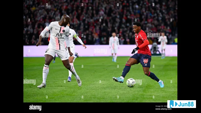 Cầu thủ của đội PSG bứt tốc trước sự áp đảo của đối thủ Lille