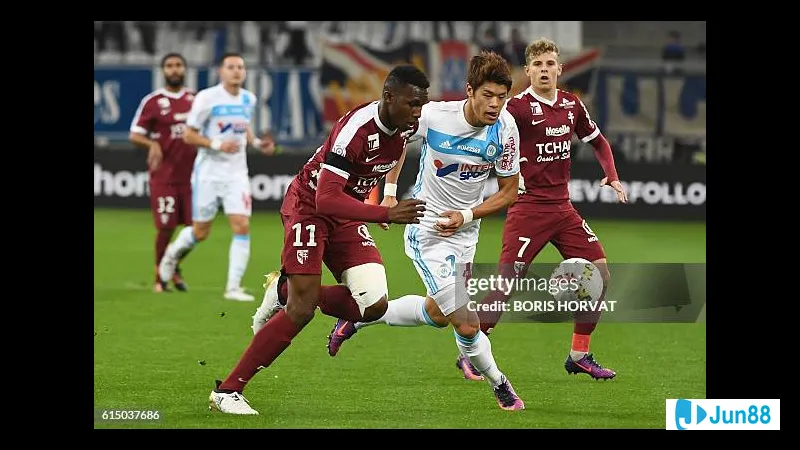 Cầu thủ Marseille tạo ra khoảnh khắc nguy hiểm khi tiếp cận vùng cấm đối phương