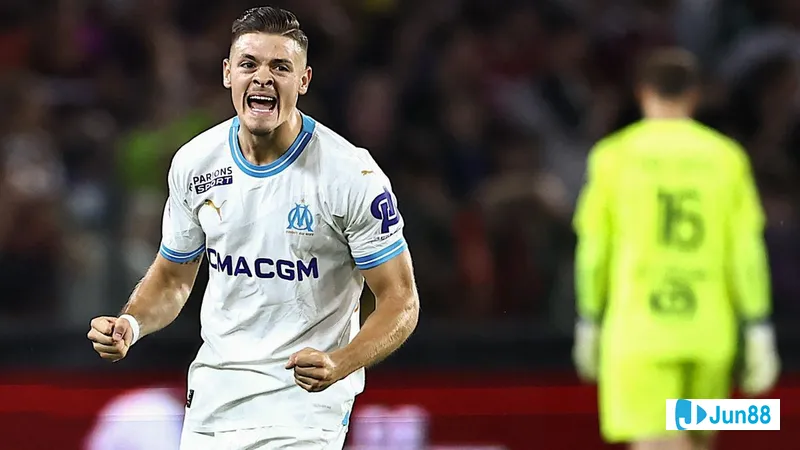 Cầu thủ Marseille dùng kỹ thuật cá nhân qua mặt cầu thủ Metz trên sân cỏ