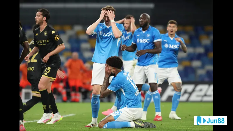 Cầu thủ Napoli vượt qua hàng phòng ngự Genoa với sự tinh tế và độ uyển chuyển.