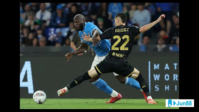 Cầu thủ Napoli dứt điểm vào khung thành Genoa trong trận đấu giữa hai đội
