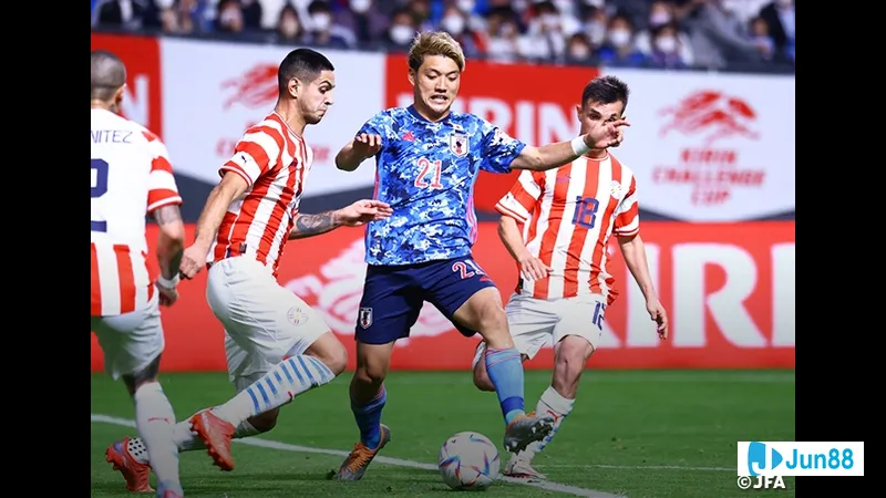 Cầu thủ Nhật Bản ăn mừng sau khi ghi bàn trong trận đấu với Paraguay.
