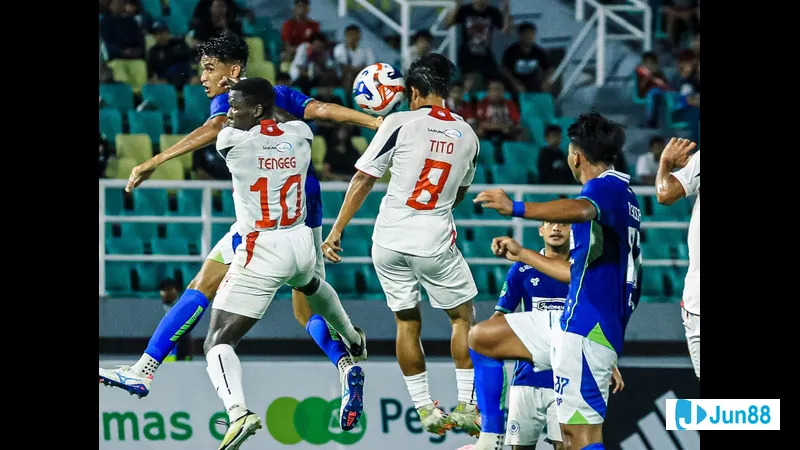 Cầu thủ Persiku Kudus chạy nhanh với bóng trước sự truy đuổi của hậu vệ Barito Putera