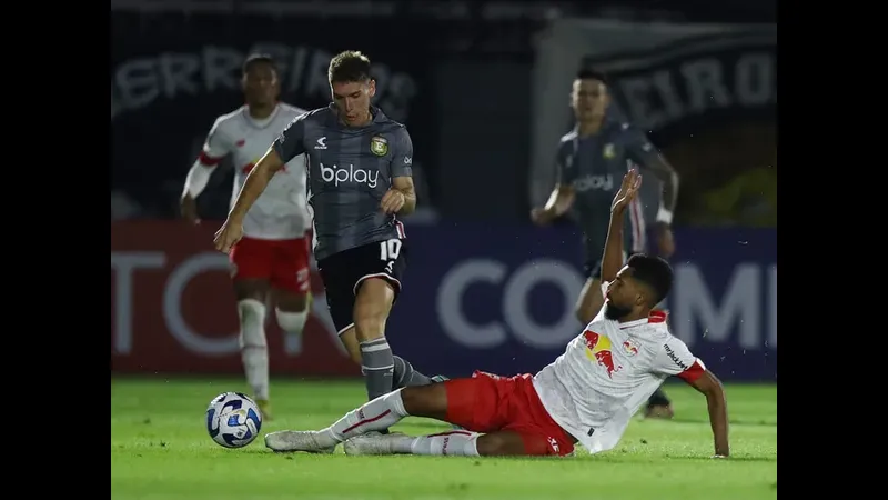 Cầu thủ của Platense tấn công mạnh mẽ trước hàng phòng ngự của Deportivo Riestra