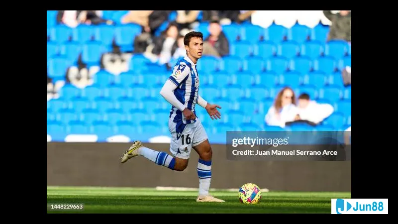 Cầu thủ của Real Sociedad vượt qua cầu thủ Rayo Vallecano để tiến vào vòng cấm