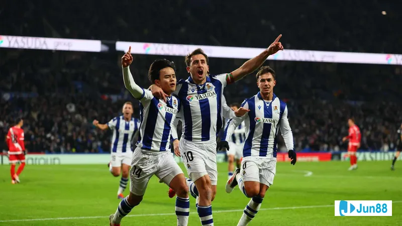 Cầu thủ của Real Sociedad với nỗ lực quyết tâm chống lại áp lực từ cầu thủ của Rayo…