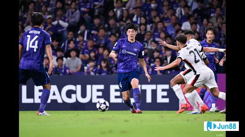Cầu thủ Sanfrecce Hiroshima dùng kỹ thuật đi bóng qua hậu vệ Machida
