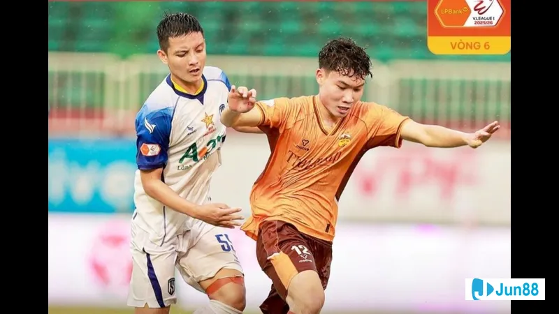 Cầu thủ U20 Mexico điều chỉnh bóng với sự tập trung cao trước sự áp đảo từ cầu thủ U20 Ma…