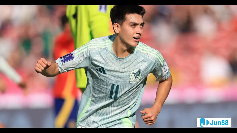 Cầu thủ U20 Mexico nỗ lực chuyển hướng bóng trước áp đảo từ cầu thủ U20 Ma Rốc