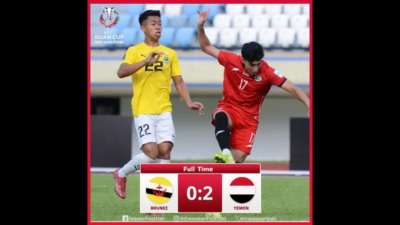 Cầu thủ Yemen chạy nhanh với bóng trước sự áp sát của cầu thủ Brunei